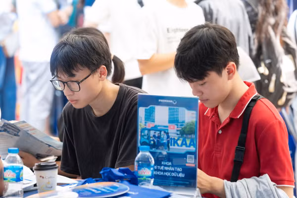 Thí sinh tham dự Ngày hội tuyển sinh đại học năm 2025.