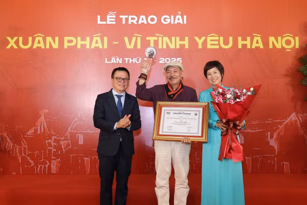 Nhạc sĩ Trần Tiến nhận Giải thưởng Lớn tại Lễ trao giải Bùi Xuân Phái