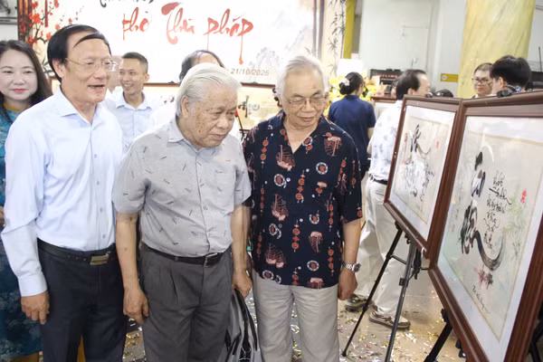 Lãnh đạo Trường Đại học Kinh doanh và Công nghệ Hà Nội và các đại biểu tham quan Triển lãm.