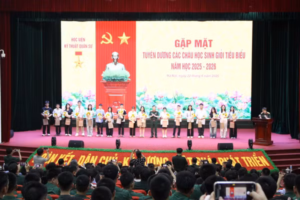 Những học sinh xuất sắc, giỏi được tuyên dương, khen thưởng.