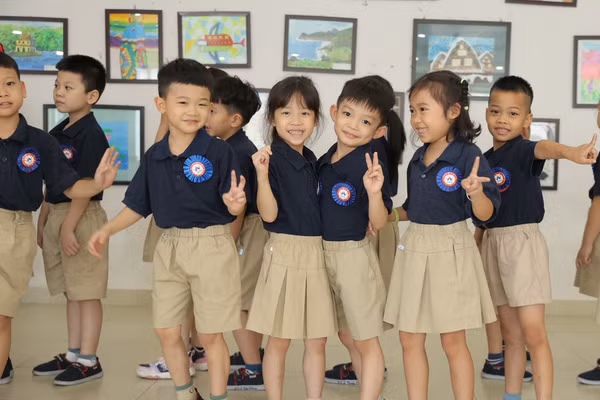 Nét ngộ nghĩnh của học sinh lớp 1 Trường Quốc tế Nhật Bản trong ngày khai giảng.
