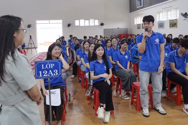 Học sinh Trường PTDT Nội trú tỉnh Cao Bằng hào hứng đặt câu hỏi với các chuyên gia về khởi nghiệp từ THPT.