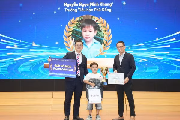 Ban tổ chức trao giải Vô địch cho thí sinh Nguyễn Ngọc Minh Khang.