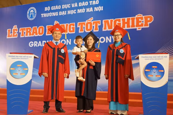 Niềm vui của tân cử nhân trong ngày nhận bằng tốt nghiệp.