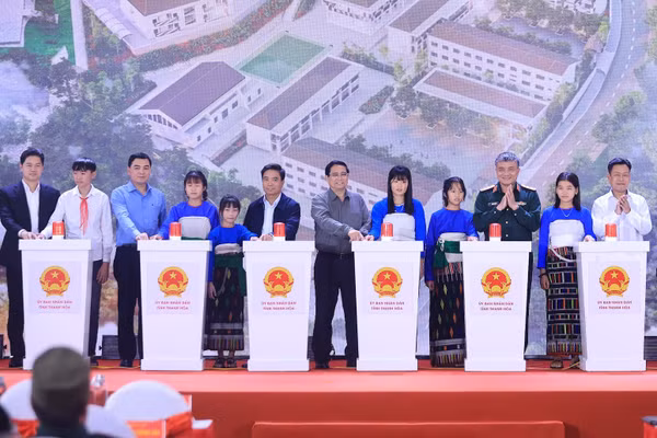 Thủ tướng Chính phủ Phạm Minh Chính cùng các đại biểu và học sinh thực hiện nghi thức khởi công xây dựng các trường phổ thông nội trú liên cấp Tiểu học và THCS tại các xã biên giới đất liền - sáng 9/11. Ảnh: VGP/Nhật Bắc.