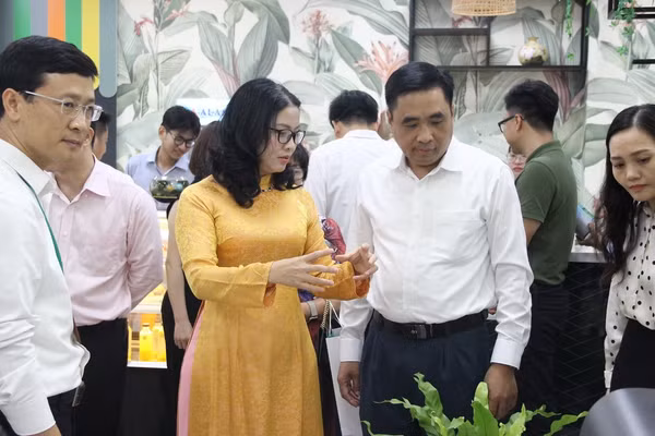 GS.TS Nguyễn Thị Lan giới thiệu với ông Nguyễn Quốc Trị, Thứ trưởng Bộ Nông nghiệp và Môi trường một số sản phẩm từ kết quả nghiên cứu khoa học của Học viện Nông nghiệp Việt Nam