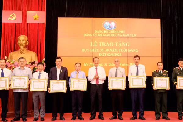 Trao Huy hiệu Đảng cho 10 đảng viên thuộc Đảng bộ Bộ GD&ĐT