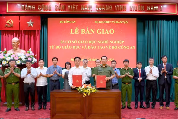 Thứ trưởng Lê Quân và Thứ trưởng Lê Văn Tuyến ký, trao biên bản bàn giao, tiếp nhận 3 cơ sở giáo dục nghề nghiệp.