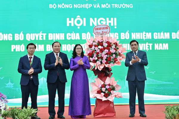 Thứ trưởng Bộ Nông nghiệp và Môi trường Nguyễn Quốc Trị (ngoài cùng bên phải) chúc mừng Ban Giám đốc Học viện Nông nghiệp Việt Nam.