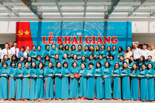 Tập thể sư phạm Trường THCS Khương Thượng (Kim Liên, Hà Nội) trong ngày khai giảng năm học mới.