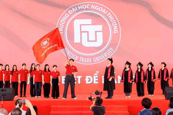 Nghi lễ trao cờ truyền thống giữa đại diện Thủ khoa tốt nghiệp, sinh viên tiêu biểu toàn khoá K60 tới Thủ khoa đầu vào Khoá 64.