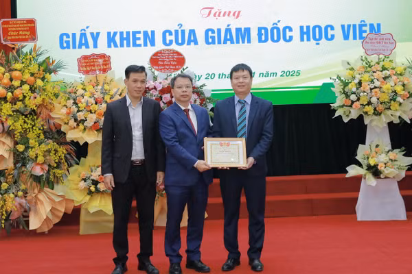 Giám đốc Học viện Y - Dược học cổ truyền Việt Nam tặng Giấy khen cho cán bộ, giảng viên.