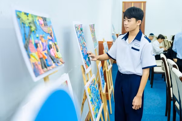 Học sinh xem các sản phẩm từ Cuộc thi “Vẽ tương lai biển – Viết tương lai em”.