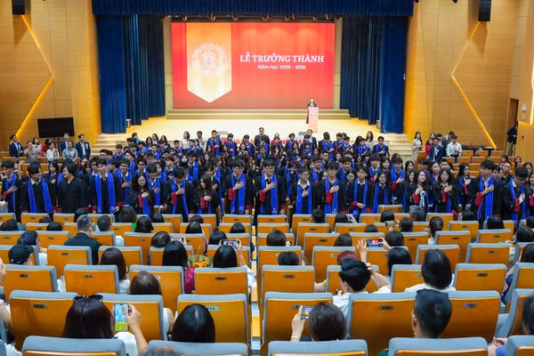 Lễ trưởng thành của học sinh lớp 12 của Trường Ngôi Sao Hoàng Mai (Hà Nội).