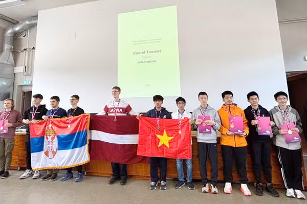 Khoảnh khắc hai đại diện Việt Nam nhận Huy chương Vàng tại Lễ trao giải NBPhO 2026.