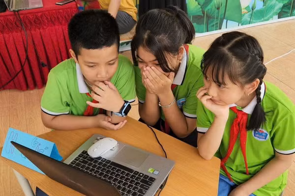 Học sinh trường Tiểu học Hữu Nghị (Hoà Bình) thích thú khi được học tập với sự hỗ trợ của công nghệ. Ảnh: NTCC.