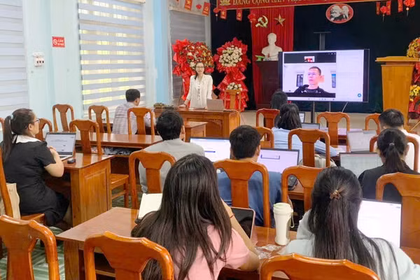 Ông Dương Thế Hưng - hướng dẫn trực tuyến cho giáo viên thực hành sử dụng công nghệ phục vụ dạy học.