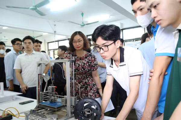 Cán bộ, giảng viên, sinh viên Trường ĐH Giao thông vận tải.