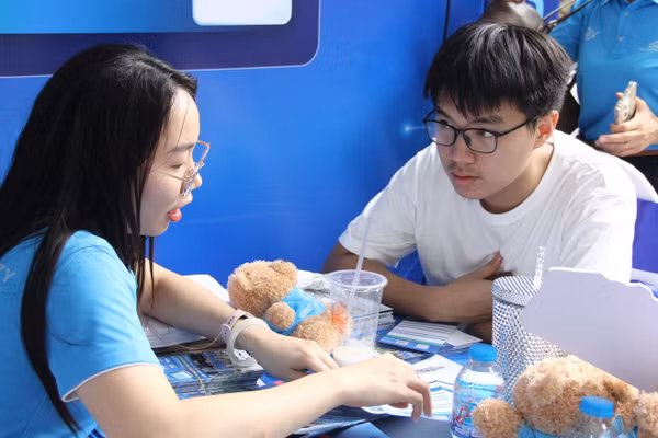 Cán bộ, giảng viên Trường Đại học CMC tư vấn lựa chọn ngành học, sắp xếp nguyện vọng xét tuyển.