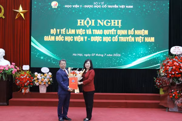 Bộ trưởng Đào Hồng Lan trao quyết định bổ nhiệm cho PGS.TS Nguyễn Quốc Huy.