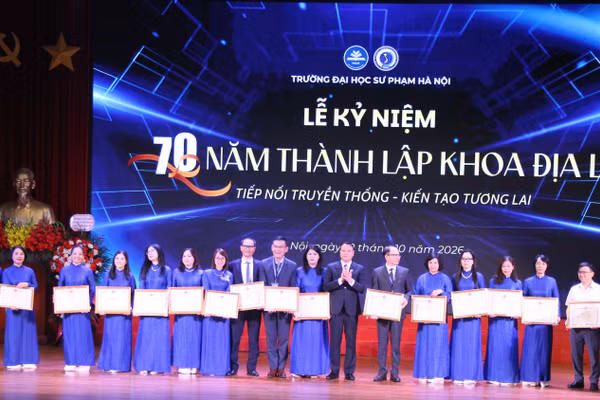 Vinh danh các cá nhân Khoa Địa lí, Trường ĐH Sư phạm Hà Nội.