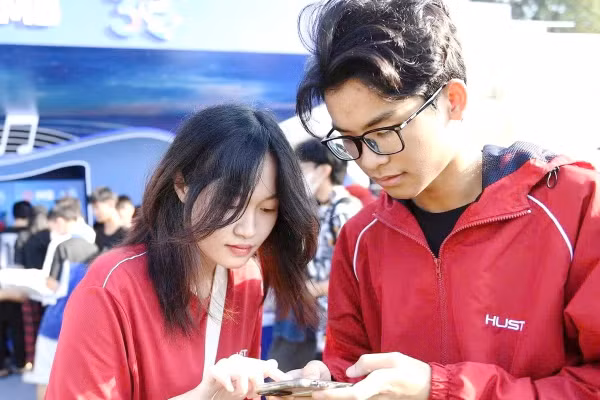 Sinh viên ĐH Bách khoa trải nghiệm thanh toán không dùng tiền mặt.