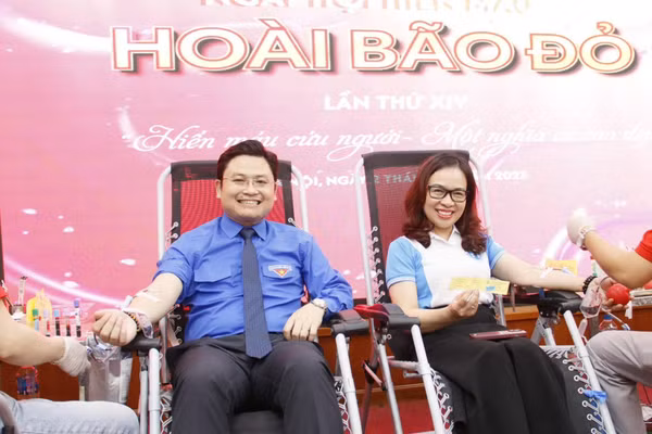 PGS.TS Nguyễn Thị Nhung và ThS Thiều Cẩm Sơn trực tiếp tham gia hiến máu nhân đạo.