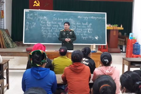 Thượng tá Nguyễn Như Hồng trong giờ lên lớp.