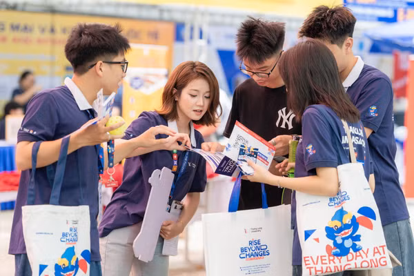 Thí sinh tìm hiểu chương trình liên kết quốc tế của Trường Đại học Thăng Long.