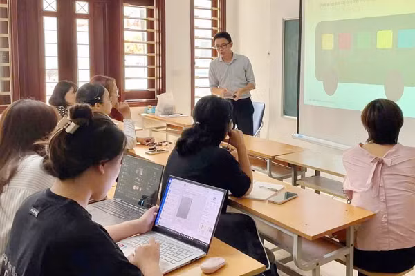 Ông Phạm Đức Tâm - Viện trưởng viện nghiên cứu ứng dụng STEM và Đào tạo nhân lực IASTEM trong một buổi tập huấn giáo viên dạy học Toán ứng dụng trong trường phổ thông.