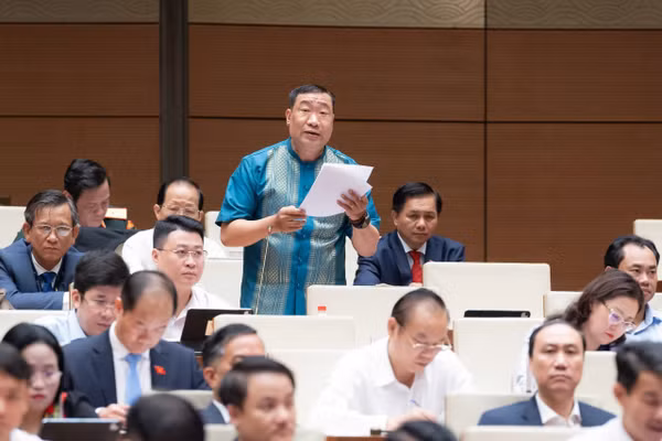 Đại biểu Thạch Phước Bình, Đoàn ĐBQH tỉnh Vĩnh Long phát biểu.