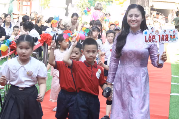 Cô - trò Trường tiểu học Vĩnh Tuy (Vĩnh Hưng, Hà Nội).