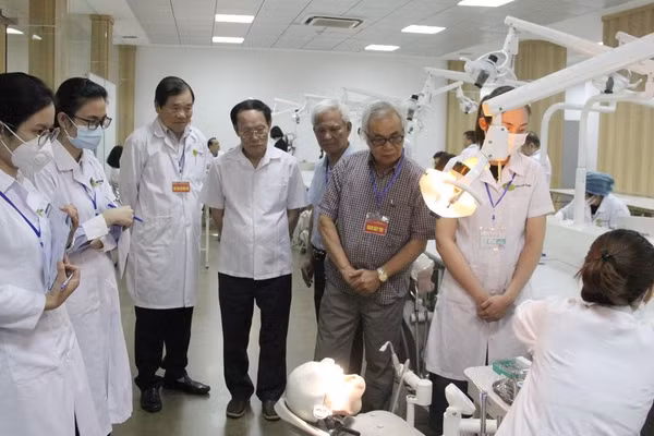 Lãnh đạo Trường Đại học Kinh doanh và Công nghệ Hà Nội thăm và kiểm tra giờ thực hành của sinh viên ngành Răng hàm mặt.