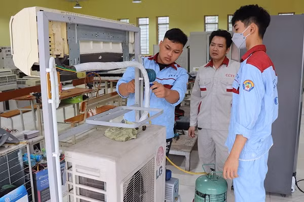 Sinh viên CCT1 học thực hành tại phòng máy của Trường Cao đẳng Cơ điện Hà Nội.