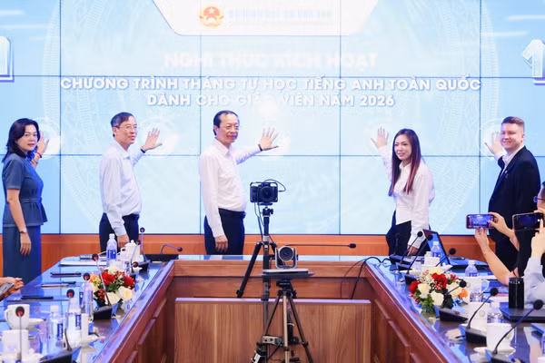 Nghi thức bấm nút khởi động chính thức phát động chương trình Tháng tự học tiếng Anh dành cho giáo viên toàn quốc.