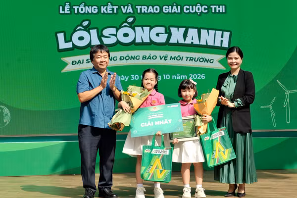 Ban tổ chức trao giải Nhất cá nhân cho nhóm học sinh Lê Hoàng Nguyên (lớp 2D) và Nguyễn Cao Thục Anh (lớp 6B), Trường Tiểu học, THCS và THPT Trưng Vương (phường Nam Đông Hà, tỉnh Quảng Trị). 