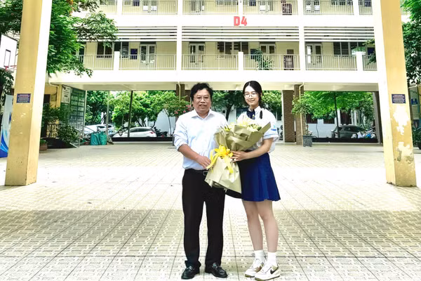 Thủ khoa toàn quốc tổ hợp A01 Hoàng Hương Giang và thầy chủ nhiệm Trương Trọng Khánh.