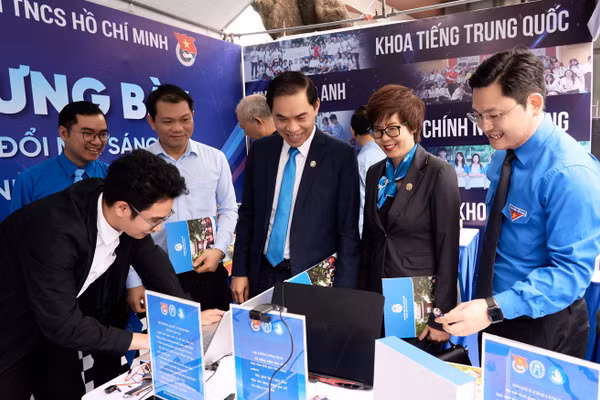 Không gian trưng bày sản phẩm khoa học công nghệ, đổi mới sáng tạo, khởi nghiệp của sinh viên Nhà trường, cũng như các gian hàng đến từ các doanh nghiệp đồng hành.