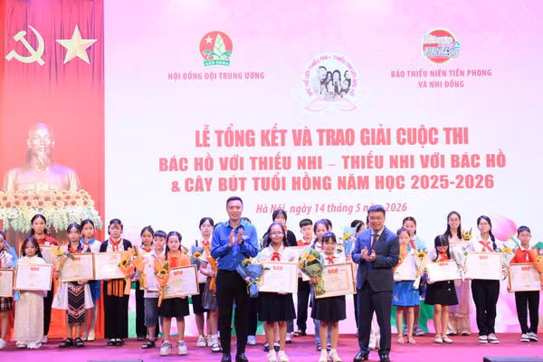 Trao giải thưởng cho các thí sinh xuất sắc đoạt giải Nhất cuộc thi.