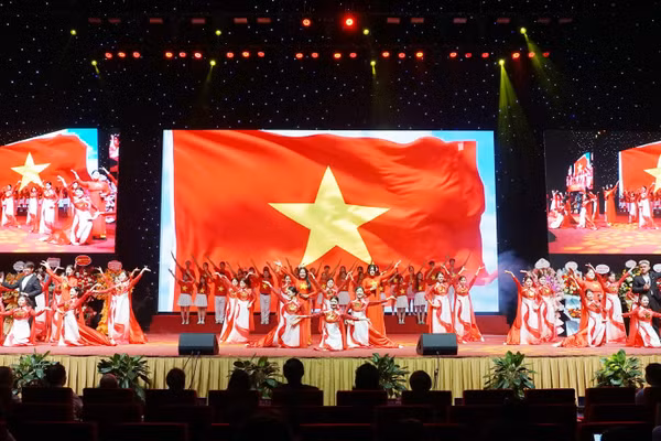 Chương trình nghệ thuật “Tuổi trẻ - Khát vọng - Tự hào Việt Nam” chào mừng năm học mới của Trường ĐH Mở Hà Nội.