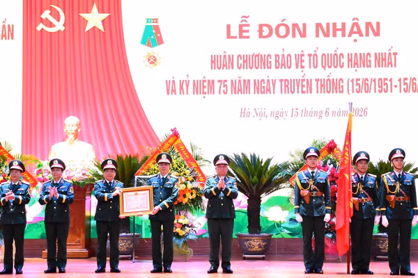 Học viện Hậu cần đón nhận Huân chương Bảo vệ Tổ quốc hạng Nhất