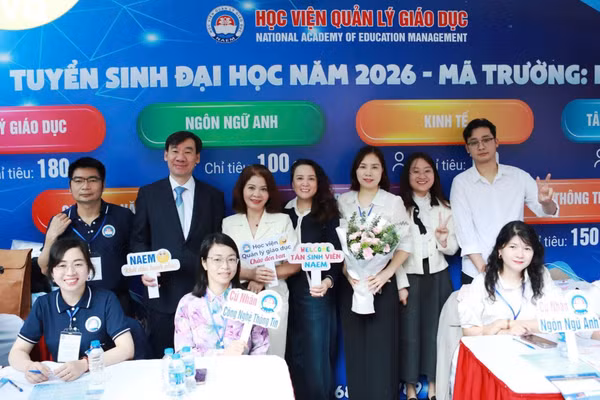 Cán bộ, giảng viên Học viện Quản lý Giáo dục sẵn sàng tư vấn xét tuyển cho thí sinh.