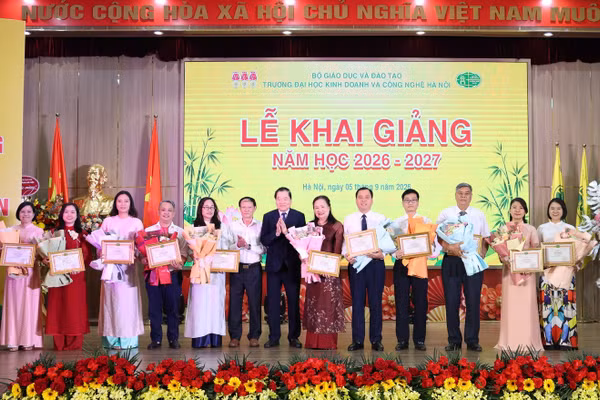 Trường Đại học Kinh doanh và Công nghệ Hà Nội tổ chức Lễ khai giảng năm học mới