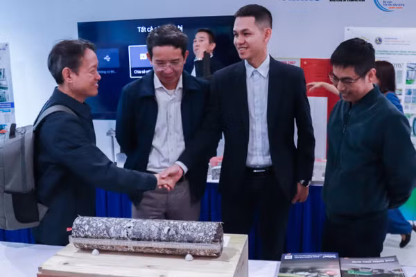 Các chuyên gia, nhà khoa học thảo luận bên lề tọa đàm “Giải pháp công nghệ vật liệu mặt đường bền vững”.