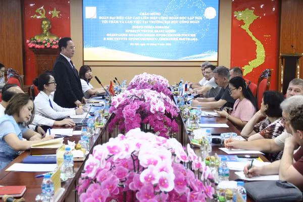 Toàn cảnh buổi làm việc.