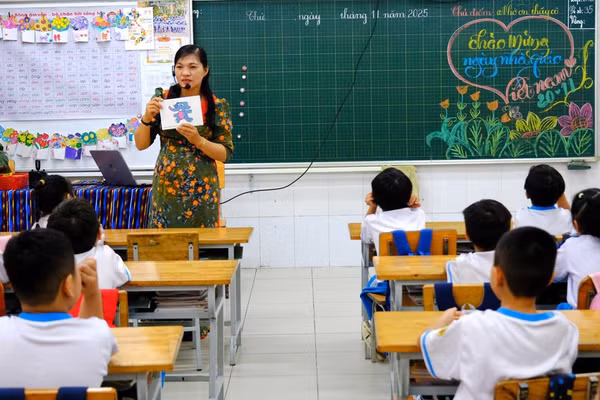 Buổi học tiếng Anh của học sinh lớp 1 tại Trường Tiểu học Võ Trường Toản (phường Cái Khế, TP Cần Thơ). Ảnh: Mỹ Ly.
