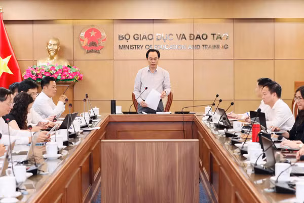 Bộ trưởng Bộ GD&ĐT Hoàng Minh Sơn làm việc với Vụ Giáo dục đại học.