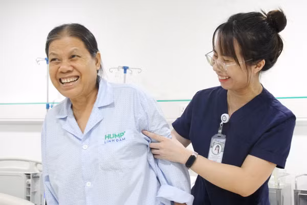 Bà Đinh Thị Gấm được điều trị, chăm sóc chu đáo tại Bệnh viện Đại học Y dược, Đại học quốc Gia Hà Nội, cơ sở Linh Đàm.