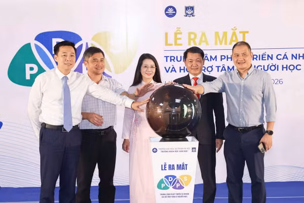Nghi thức bấm nút ra mắt Trung tâm Phát triển cá nhân và Hỗ trợ người học.