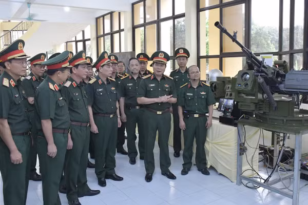 Đại tướng Nguyễn Tân Cương tham quan sản phẩm nghiên cứu khoa học của Học viện Kỹ thuật Quân sự. 